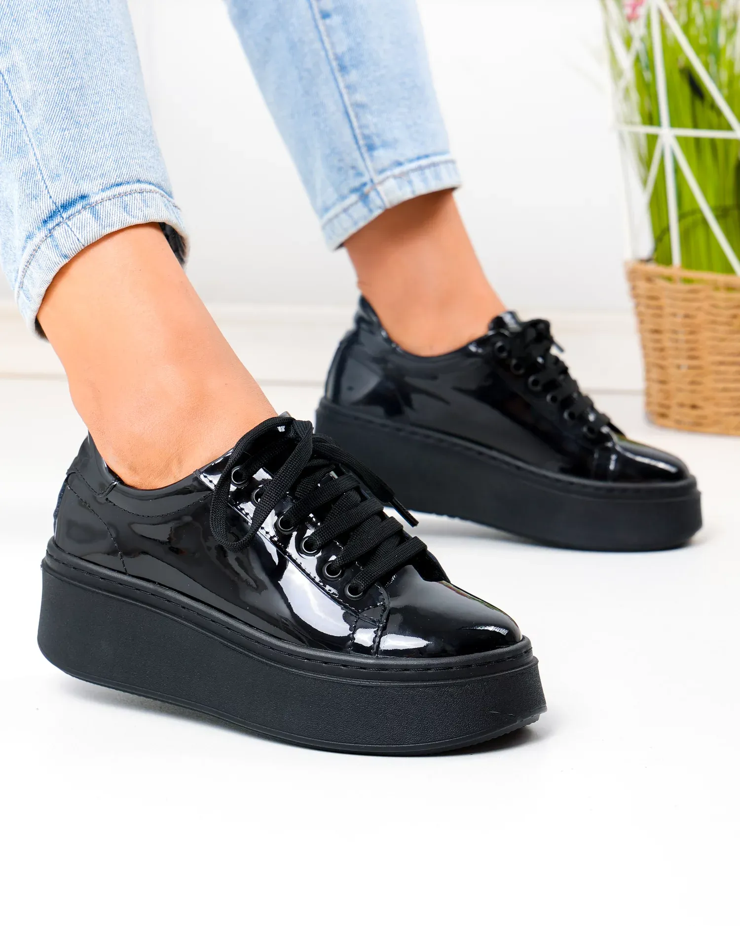 products/580/pantofi-casual-dama-piele-naturala-lacuita-negri-cu-talpa-groasa-pc207-105445.webp