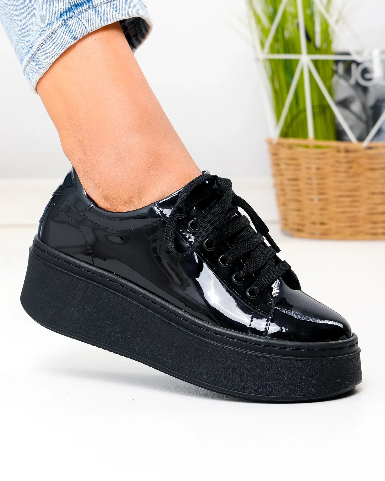 products/580/pantofi-casual-dama-piele-naturala-lacuita-negri-cu-talpa-groasa-pc207-105448.webp