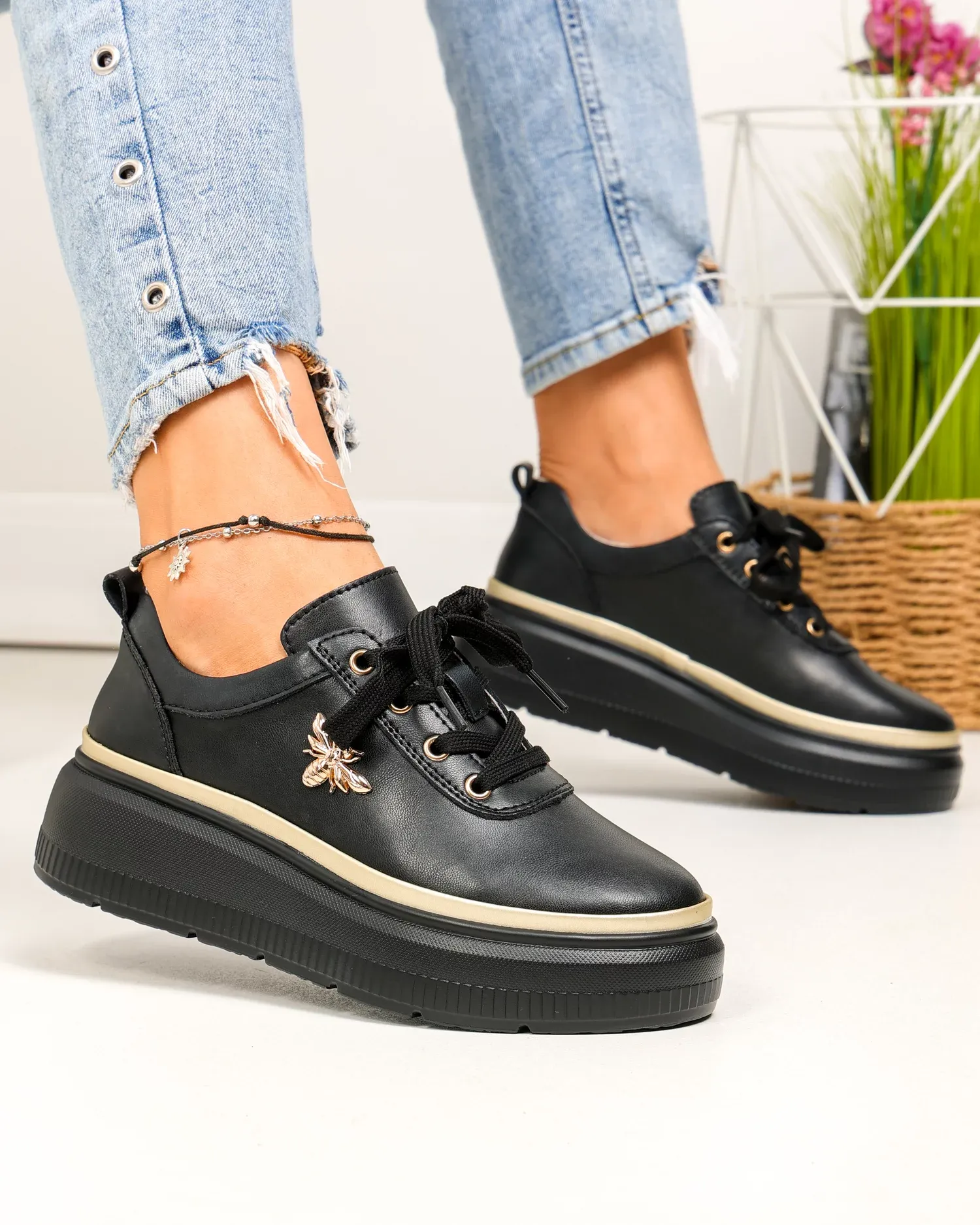 products/580/pantofi-casual-dama-piele-naturala-negri-cu-aplicatie-metalica-insecta-si-insertie-aurie-f002-353-86938.webp