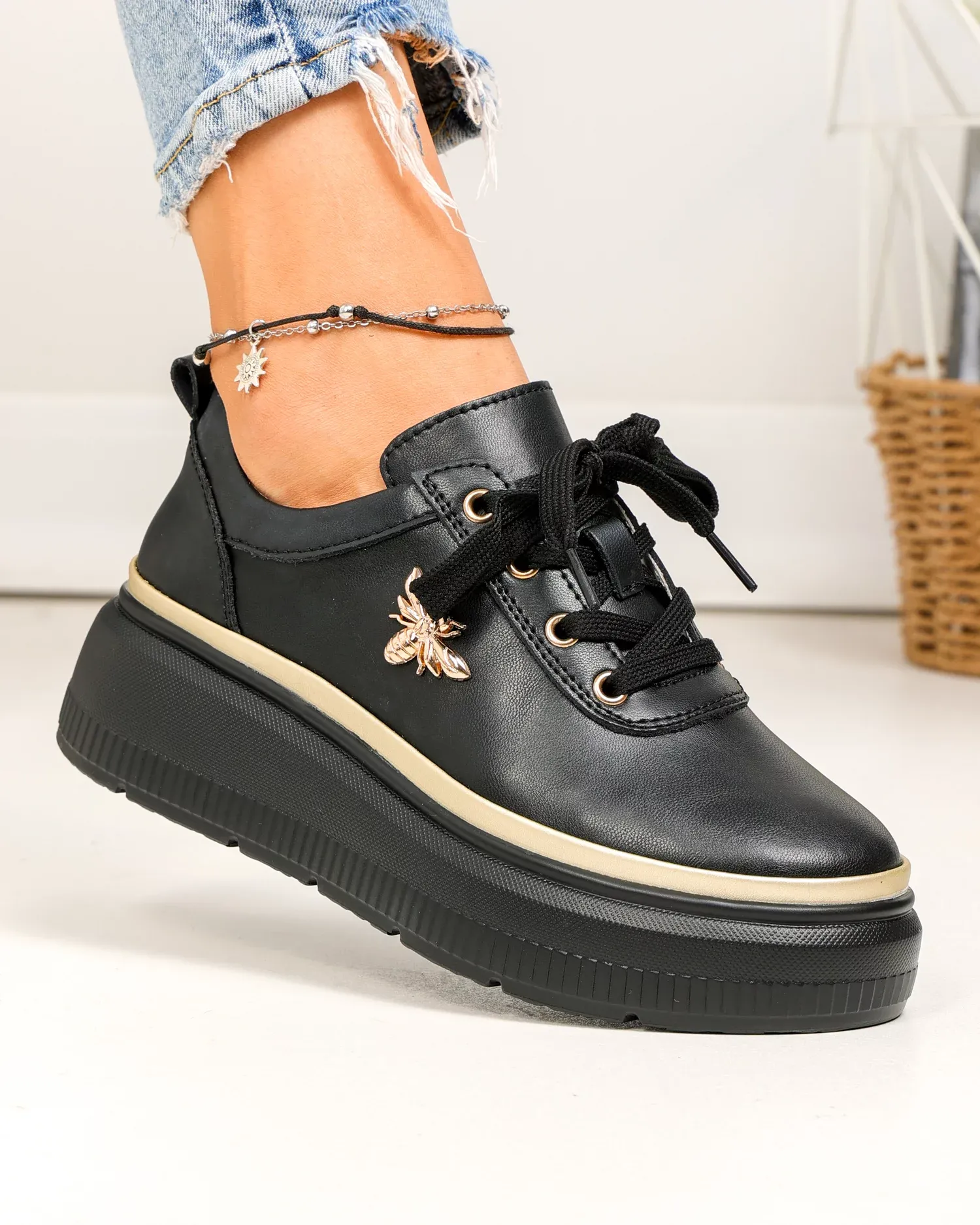 products/580/pantofi-casual-dama-piele-naturala-negri-cu-aplicatie-metalica-insecta-si-insertie-aurie-f002-353-86941.webp