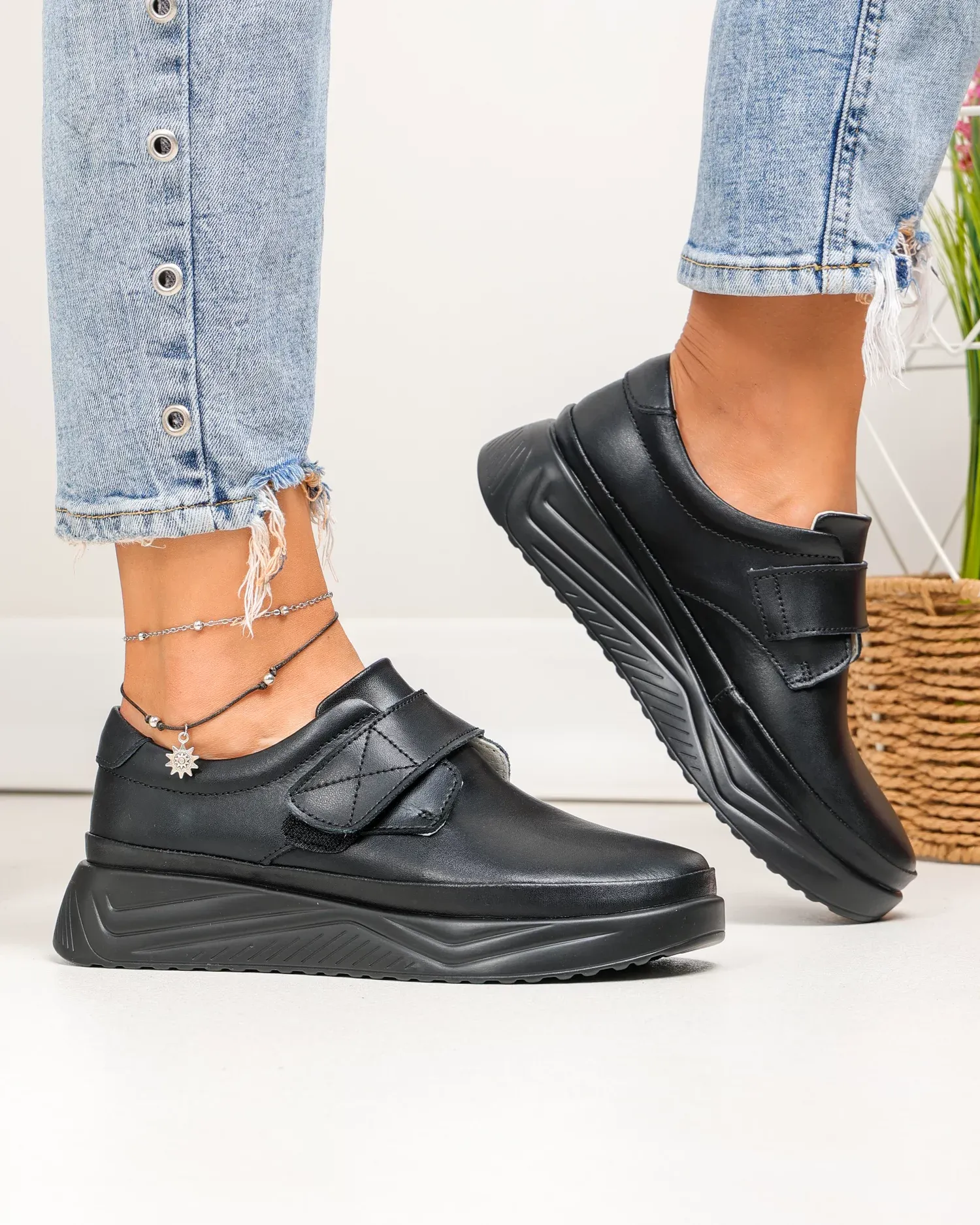 products/580/pantofi-casual-dama-piele-naturala-negri-cu-inchidere-scai-si-varf-rotund-t6086-97240.webp