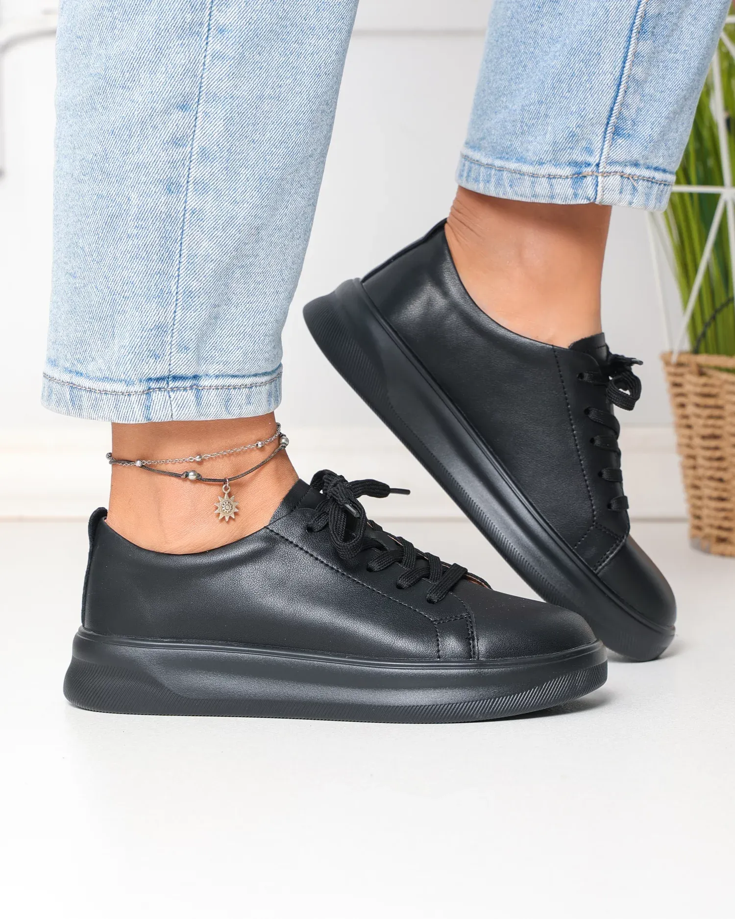 products/580/pantofi-casual-dama-piele-naturala-negri-cu-inchidere-sireturi-si-varf-rotund-f001-a09-104704.webp