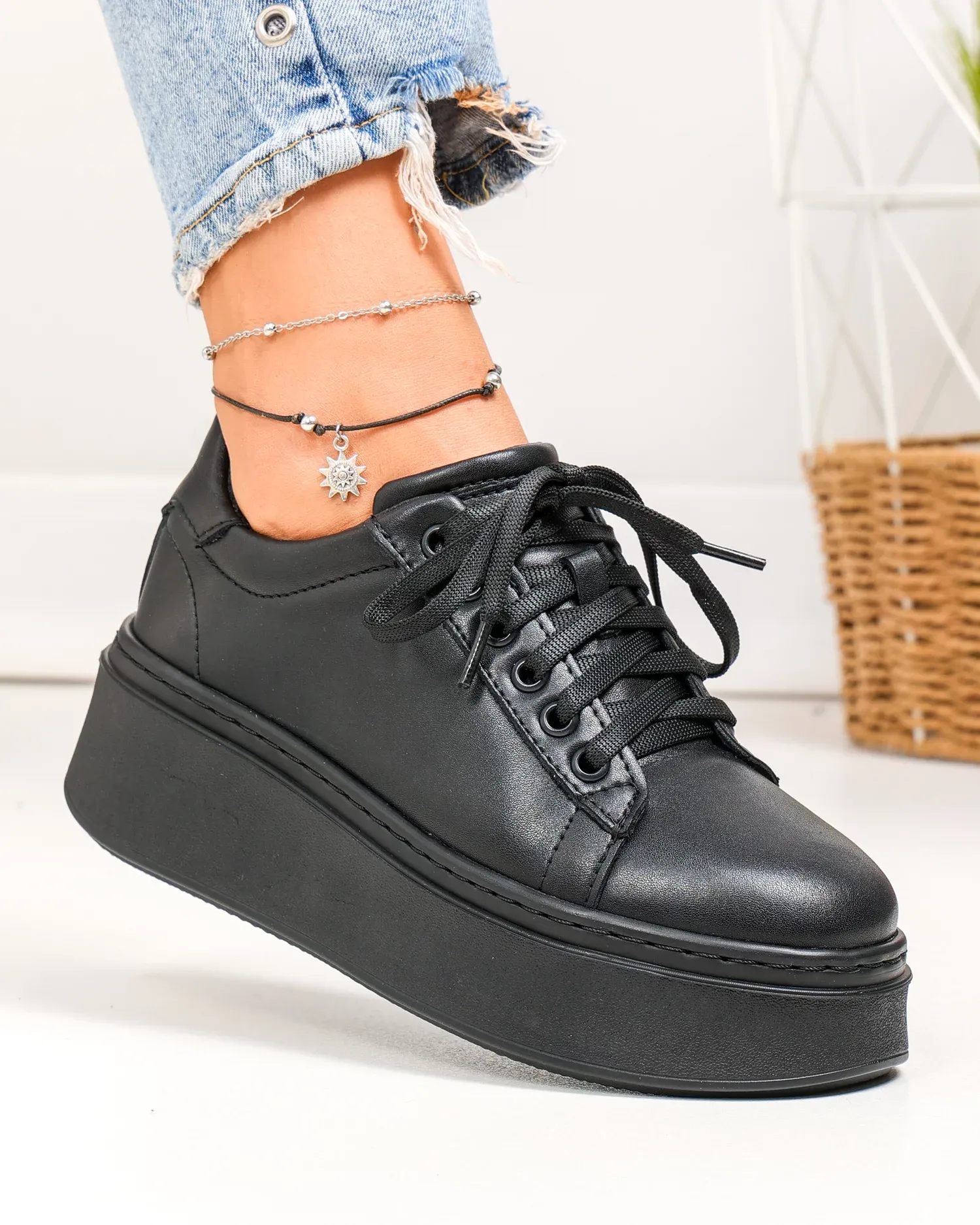 products/580/pantofi-casual-dama-piele-naturala-negri-cu-talpa-groasa-si-inchidere-sireturi-pc207-96724.webp
