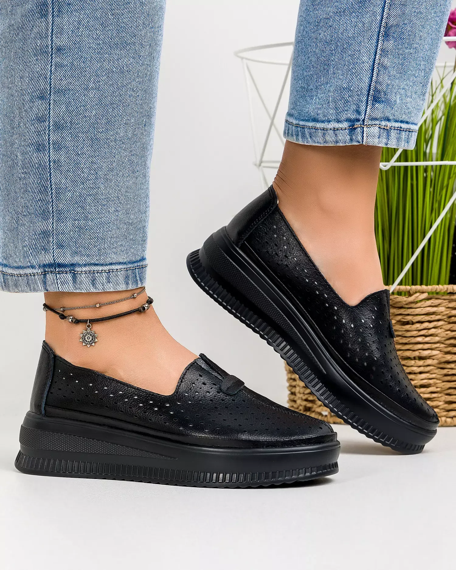products/580/pantofi-casual-dama-piele-naturala-negri-perforati-aw462-47788.webp