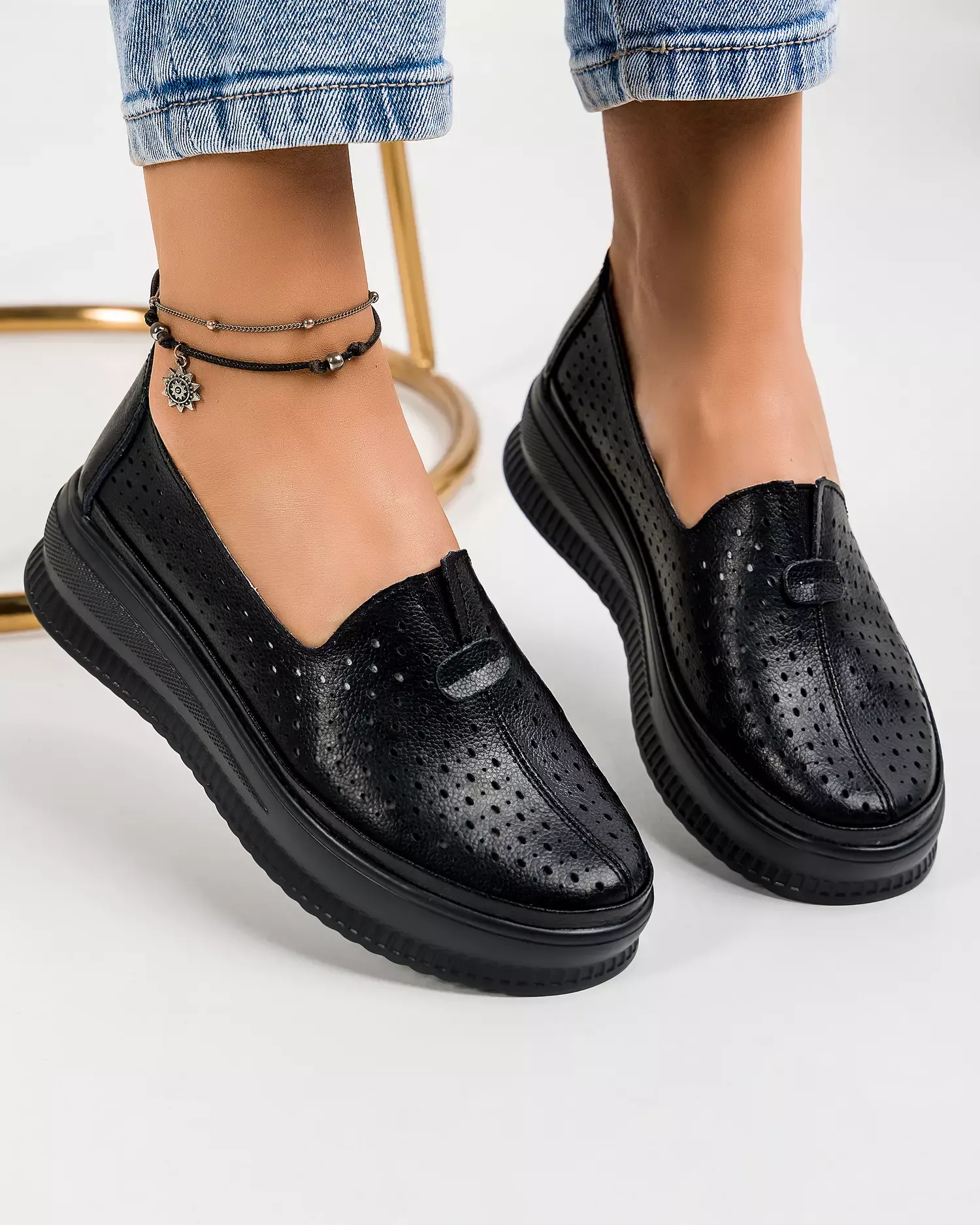 products/580/pantofi-casual-dama-piele-naturala-negri-perforati-aw462-47791.webp