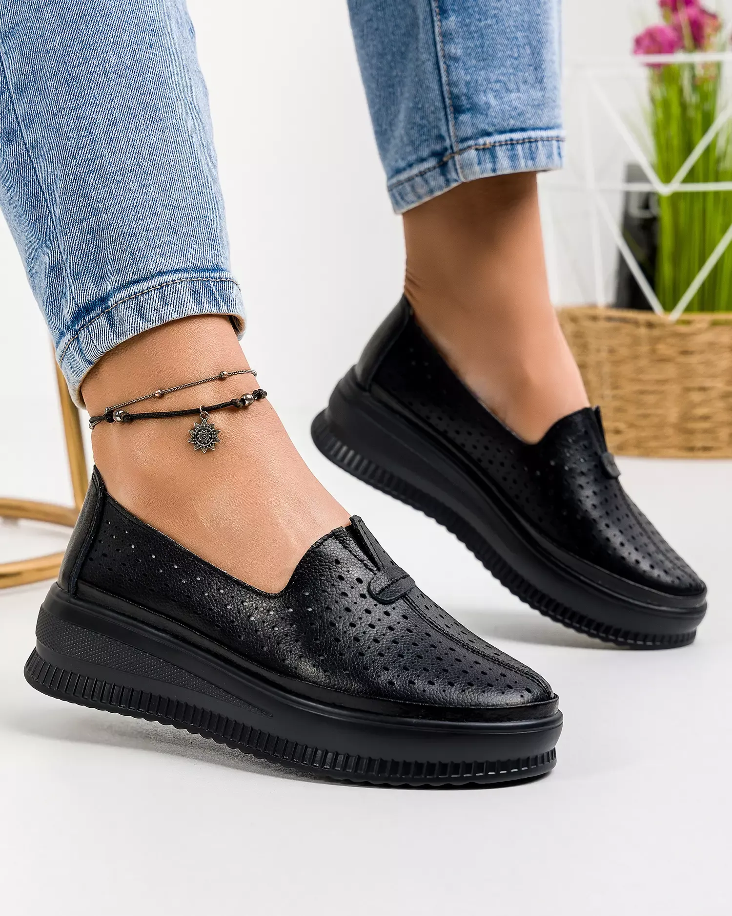 products/580/pantofi-casual-dama-piele-naturala-negri-perforati-aw462-47797.webp