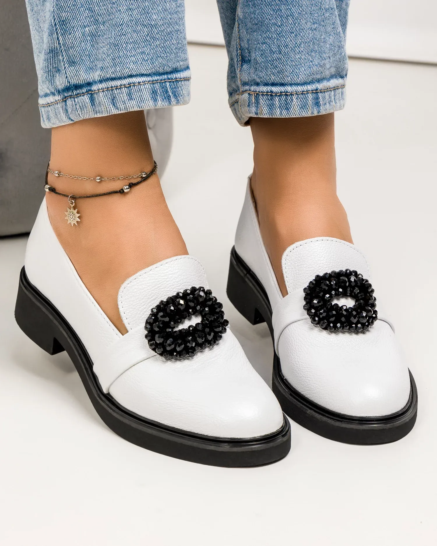 products/580/pantofi-casual-dama-piele-naturala-sidefata-albi-cu-accesoriu-si-inchidere-slip-on-pc823-2-69076.webp