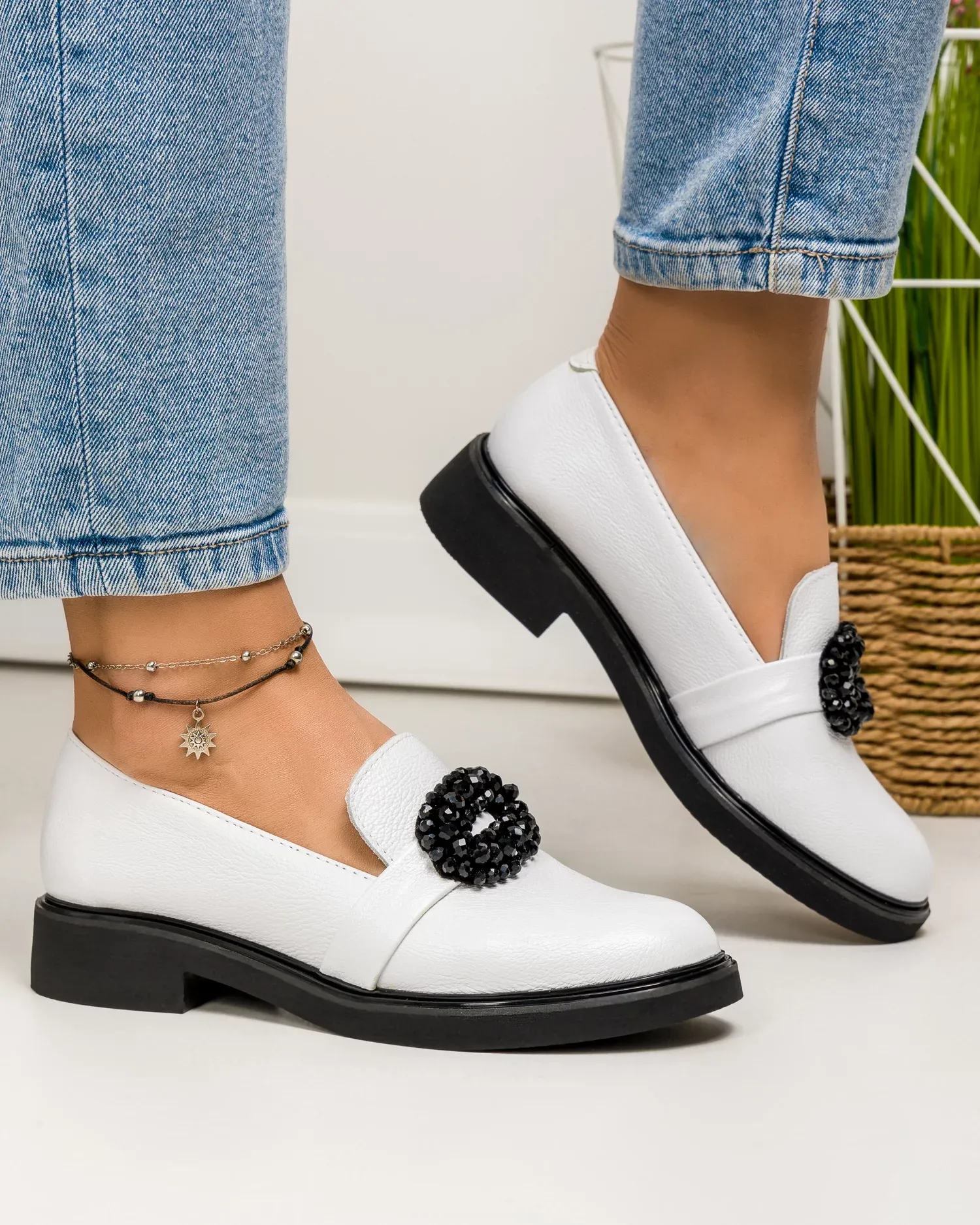 products/580/pantofi-casual-dama-piele-naturala-sidefata-albi-cu-accesoriu-si-inchidere-slip-on-pc823-2-69079.webp