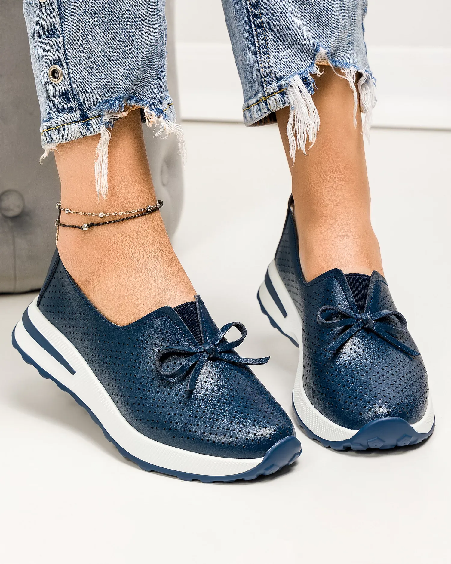 products/580/pantofi-casual-perforati-piele-naturala-bleumarin-cu-talpa-flexibila-t-5930-76285.webp
