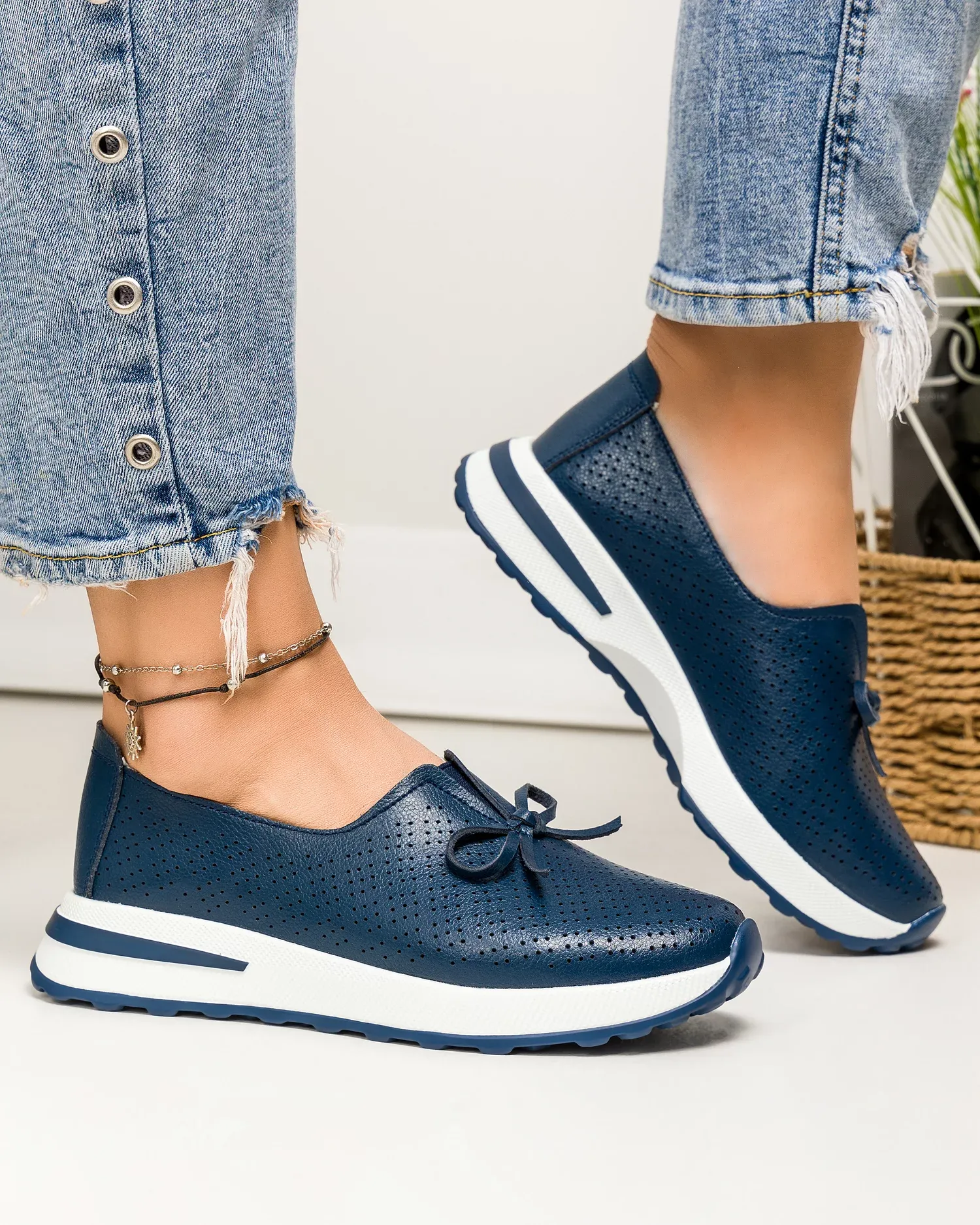 products/580/pantofi-casual-perforati-piele-naturala-bleumarin-cu-talpa-flexibila-t-5930-76288.webp