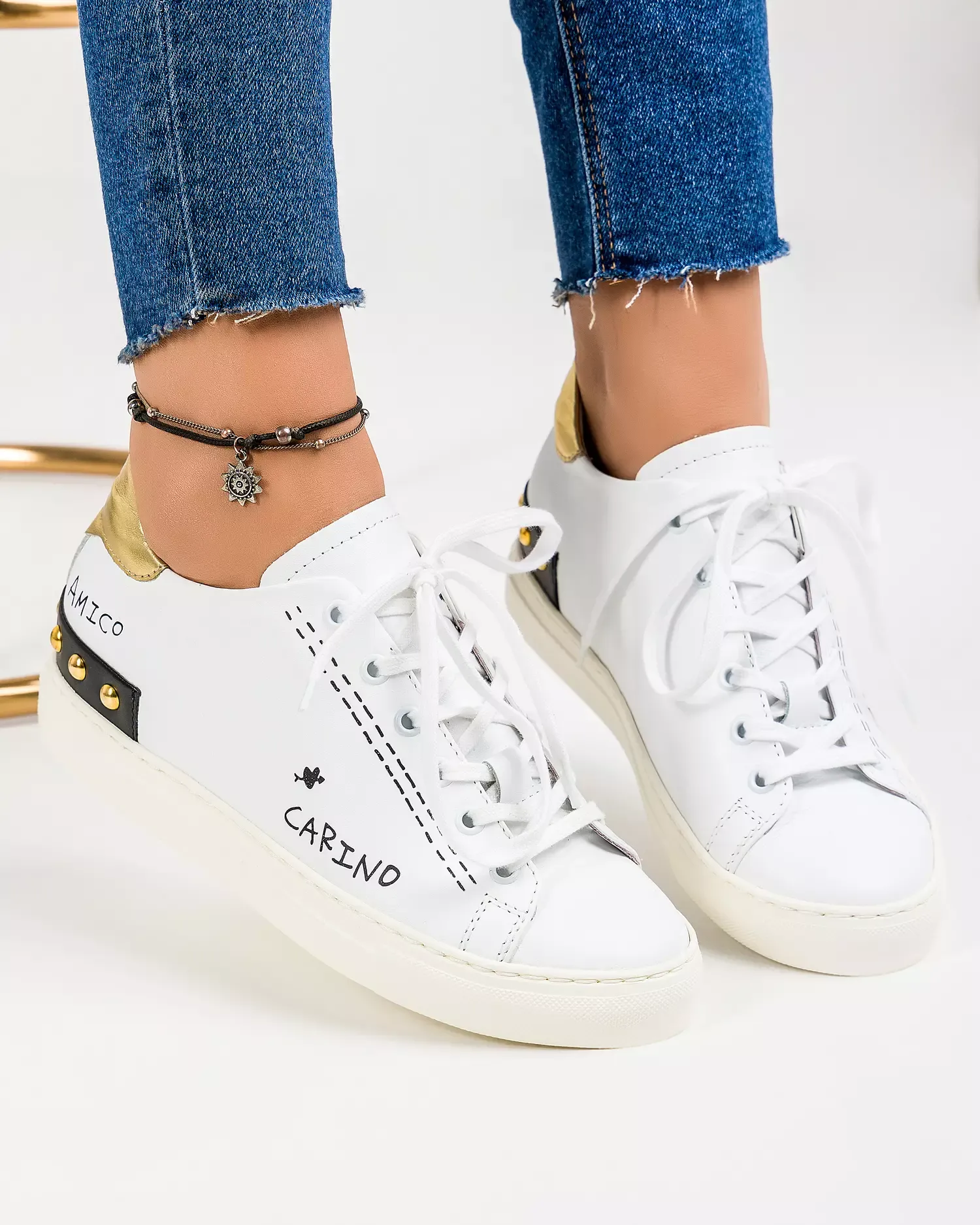 products/580/pantofi-casual-piele-naturala-alb-cu-auriu-cu-inscriptii-si-capse-metalice-aplicate-rc001-49825.webp