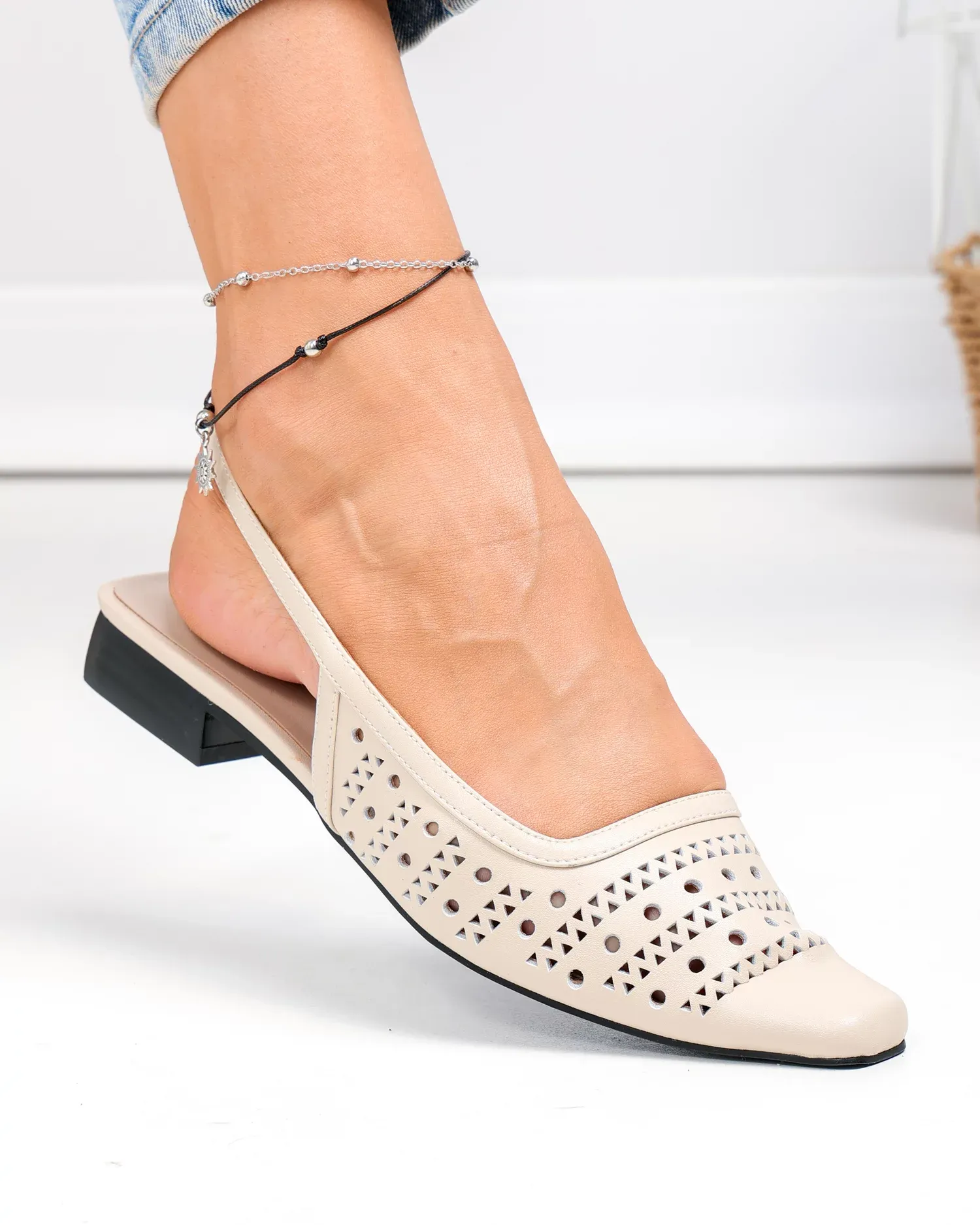 products/580/pantofi-dama-piele-naturala-bej-perforati-cu-toc-mic-sn4010-89776.webp