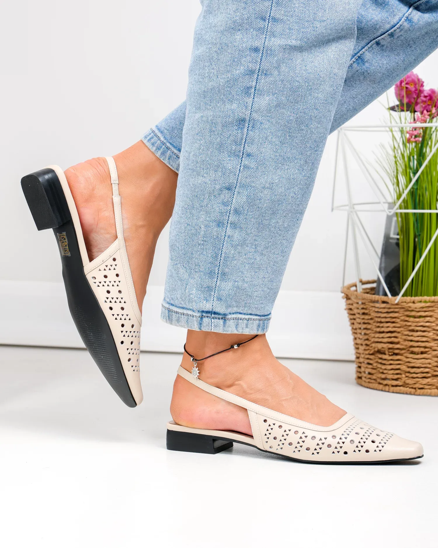 products/580/pantofi-dama-piele-naturala-bej-perforati-cu-toc-mic-sn4010-89791.webp