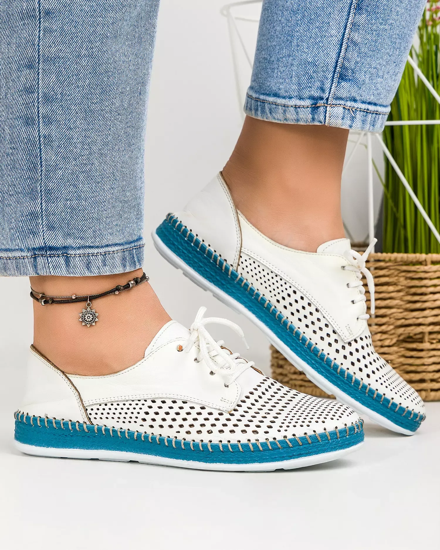 products/580/pantofi-de-dama-piele-naturala-casual-albi-cu-albastru-perforati-cu-talpa-cusuta-akb133-3-52255.webp