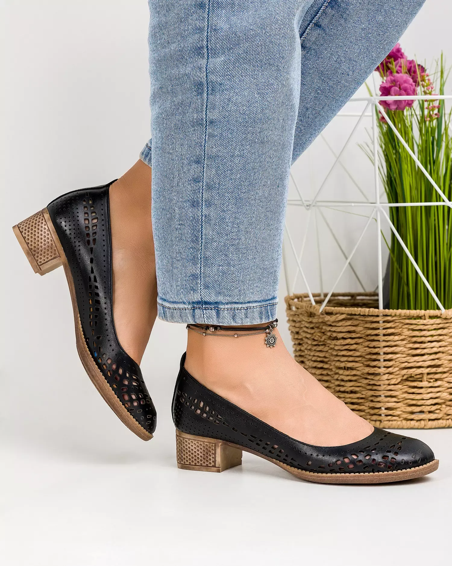 products/580/pantofi-de-dama-piele-naturala-perforati-negri-ak4000-52015.webp