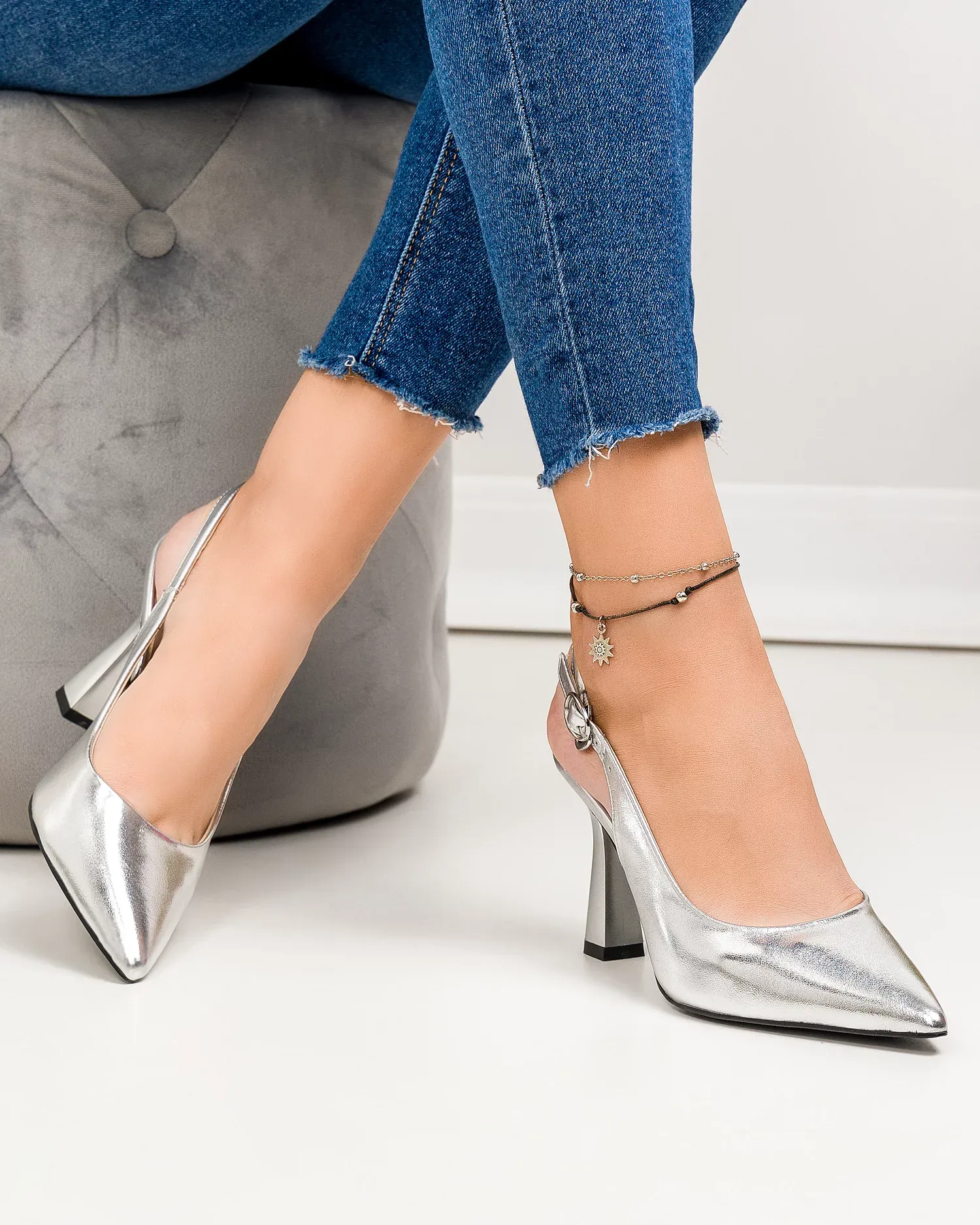 products/580/pantofi-eleganti-dama-piele-naturala-argintii-cu-calcai-decupat-si-inchidere-catarama-sn4005-1-69907.webp