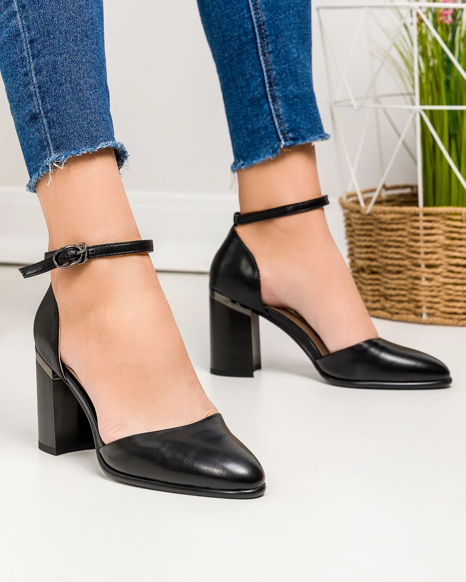 products/580/pantofi-eleganti-dama-piele-naturala-negri-cu-toc-gros-si-inchidere-catarama-sn4003-69838.webp