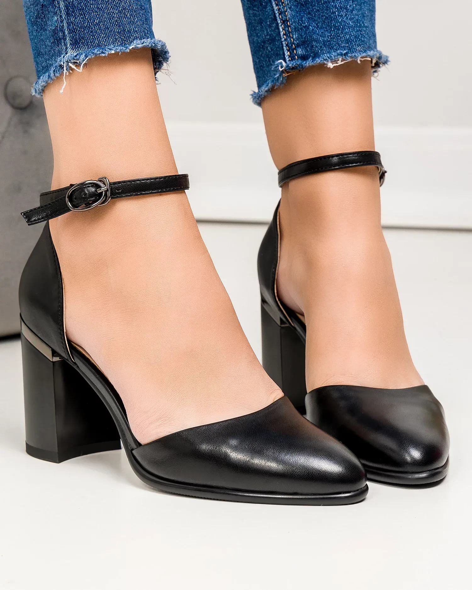 products/580/pantofi-eleganti-dama-piele-naturala-negri-cu-toc-gros-si-inchidere-catarama-sn4003-69844.webp