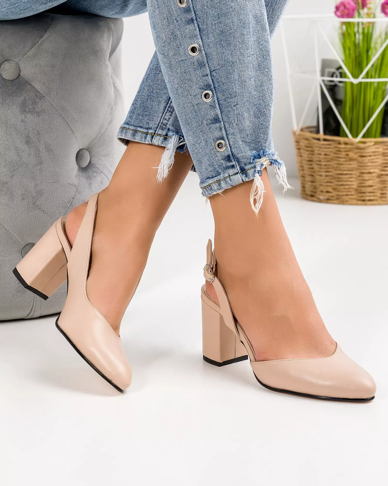 products/580/pantofi-eleganti-piele-naturala-bej-cu-toc-gros-si-inchidere-catarama-wiz34-50356.webp