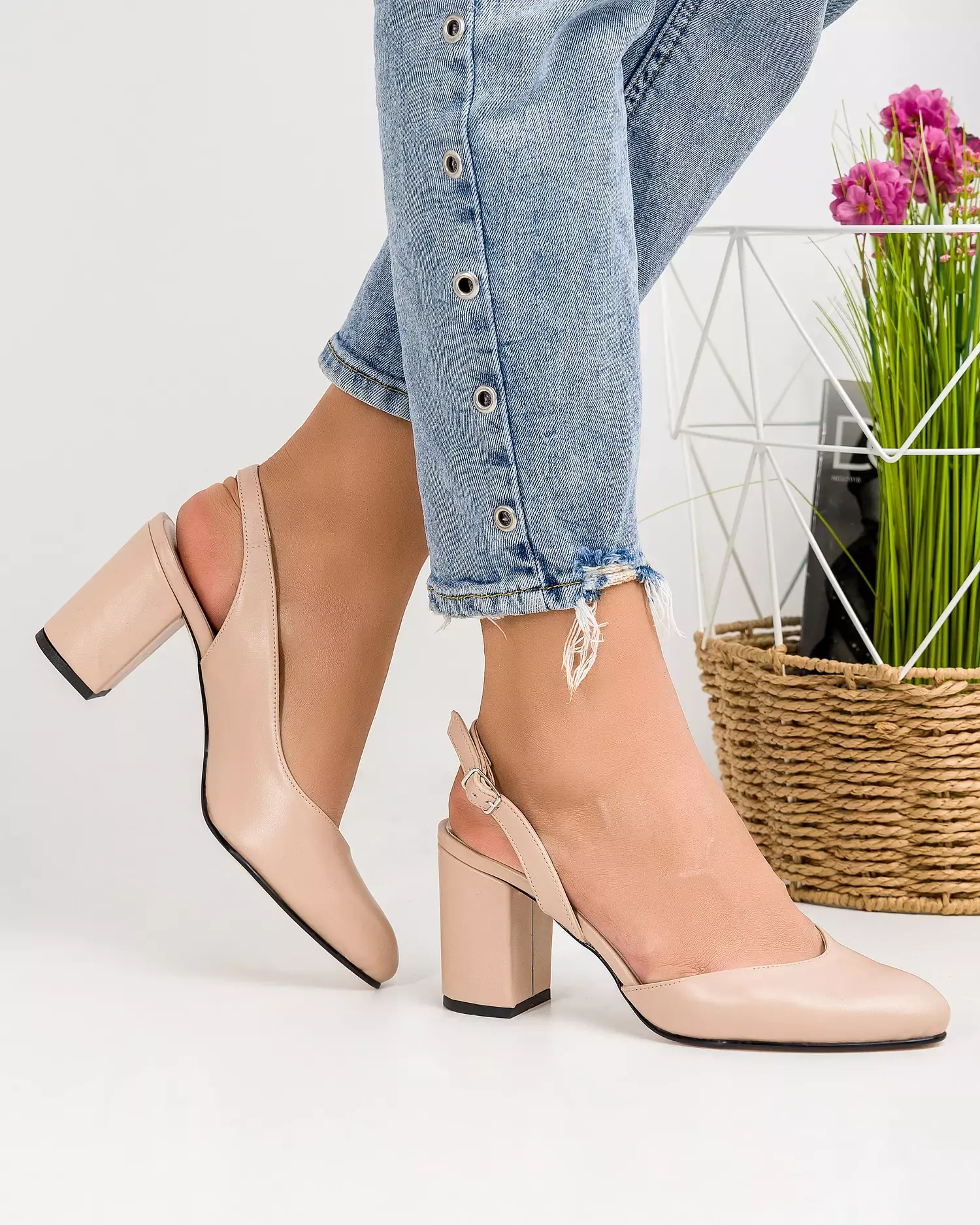 products/580/pantofi-eleganti-piele-naturala-bej-cu-toc-gros-si-inchidere-catarama-wiz34-50359.webp