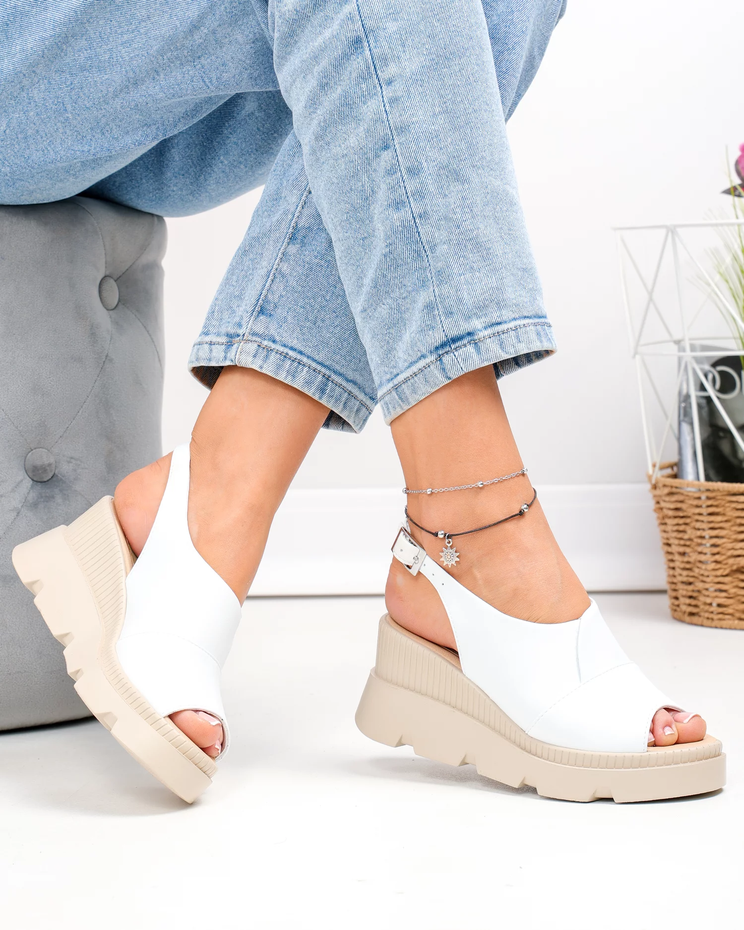 sandale-dama-piele-naturala-albe-cu-inchidere-catarama-si-talpa-tip-platforma-pv979-92152-2.webp