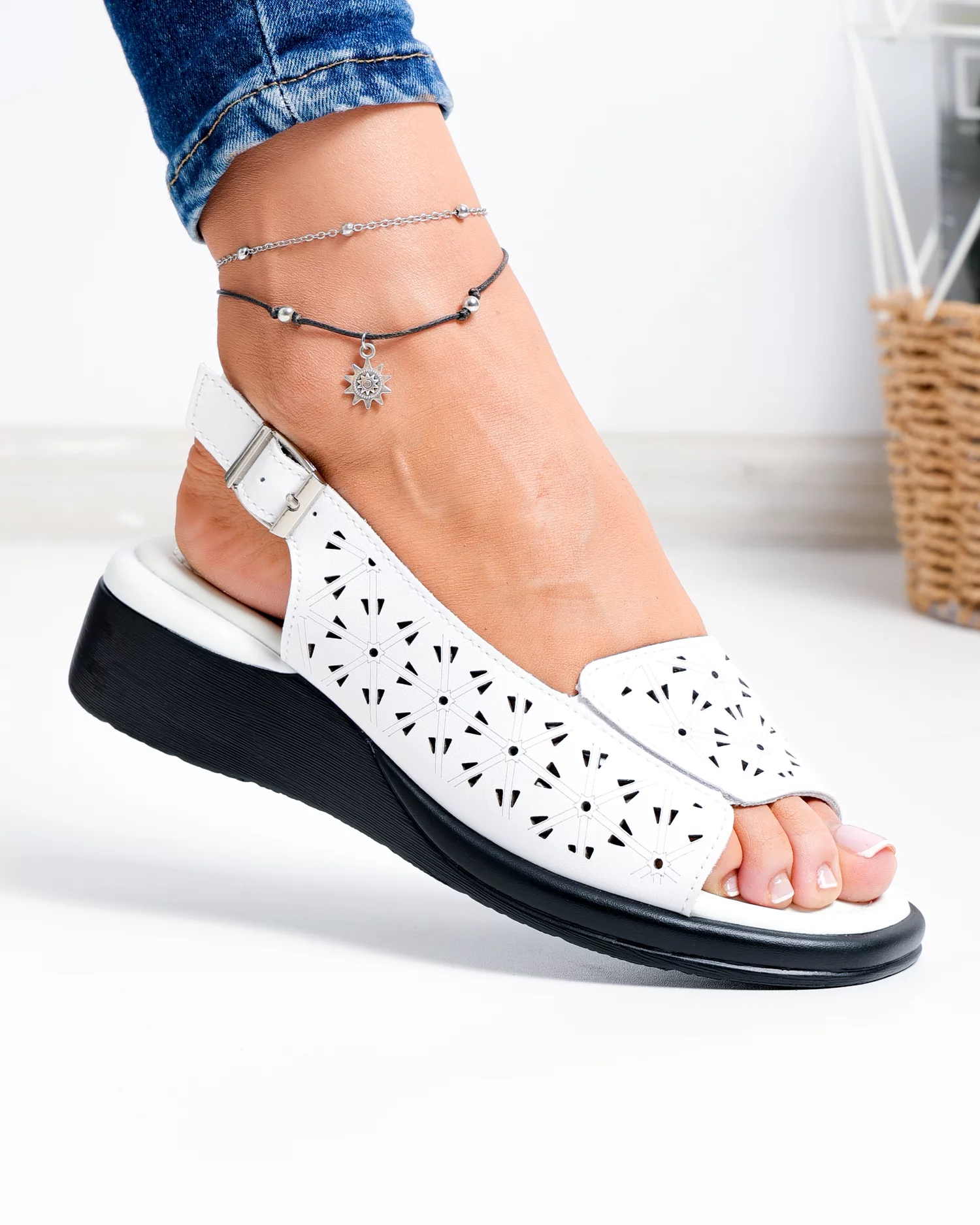 sandale-dama-piele-naturala-albe-cu-model-perforat-si-inchidere-catarama-t-8027-102595-2.webp
