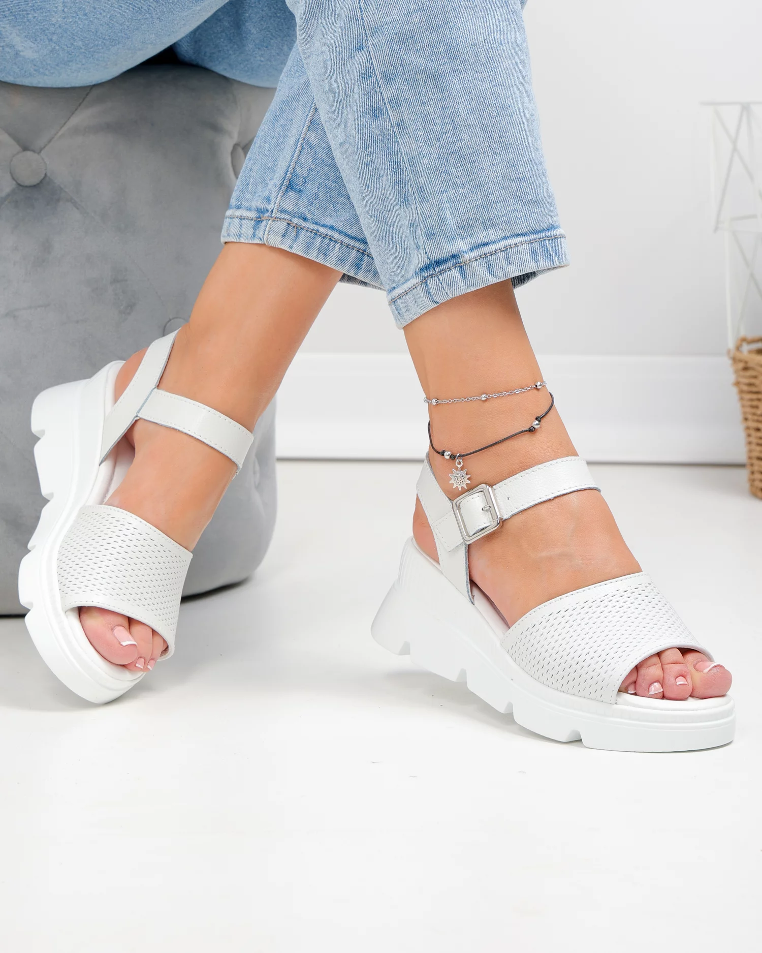 sandale-dama-piele-naturala-albe-cu-model-perforat-si-talpa-tip-platforma-t6025-91333-2.webp