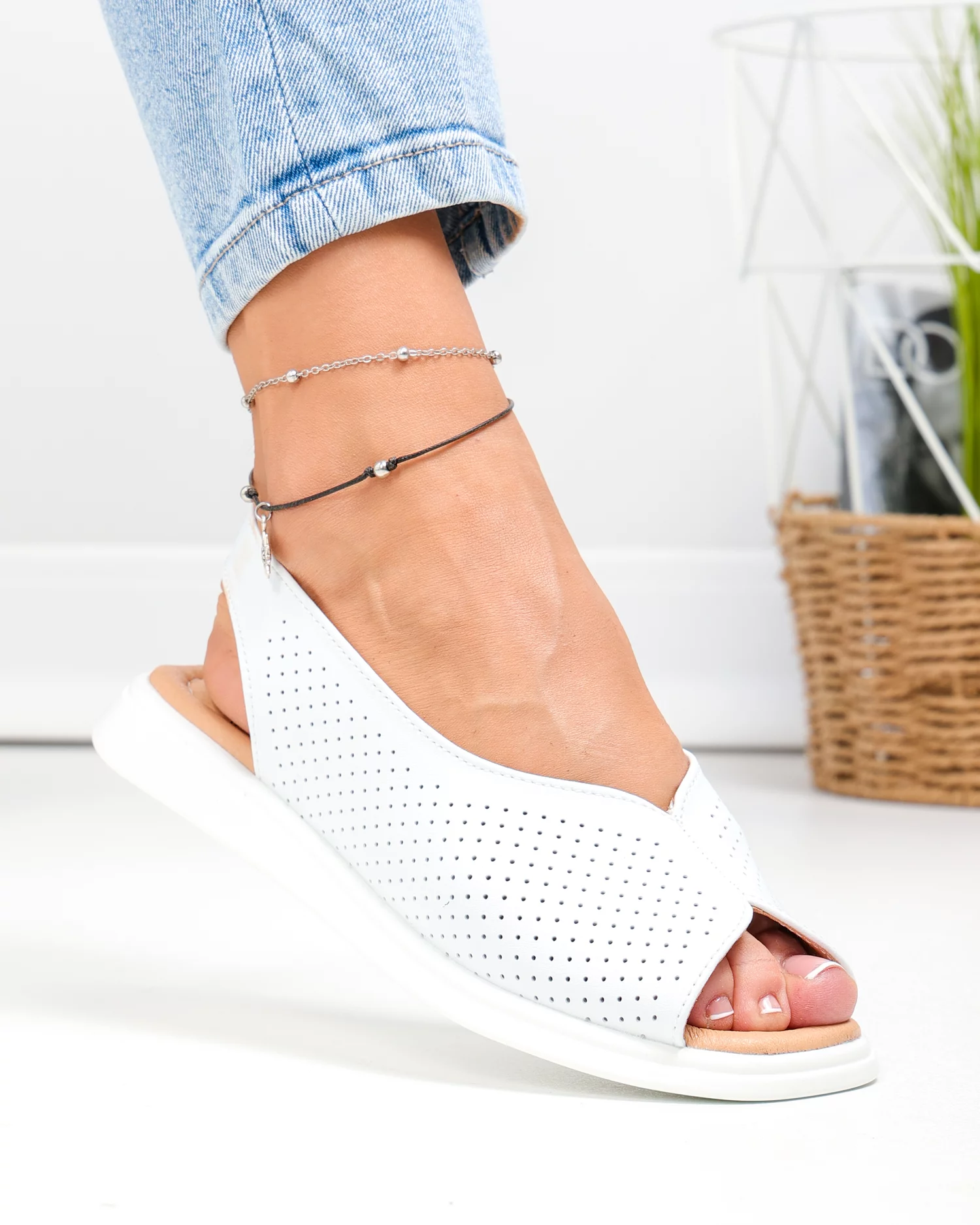 sandale-dama-piele-naturala-albe-perforate-cu-talpa-joasa-flexibila-t6028-93421-2.webp