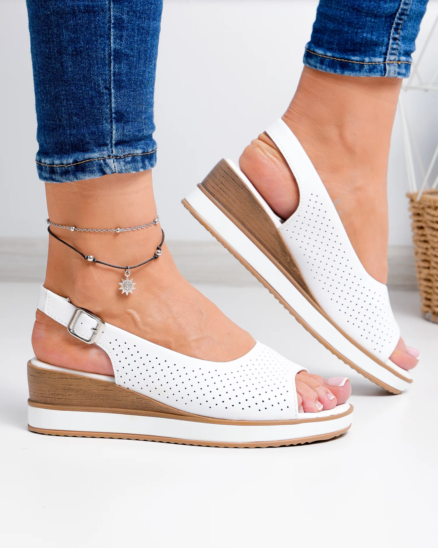 sandale-dama-piele-naturala-albe-perforate-cu-talpa-maro-gi-001-102664-2.webp