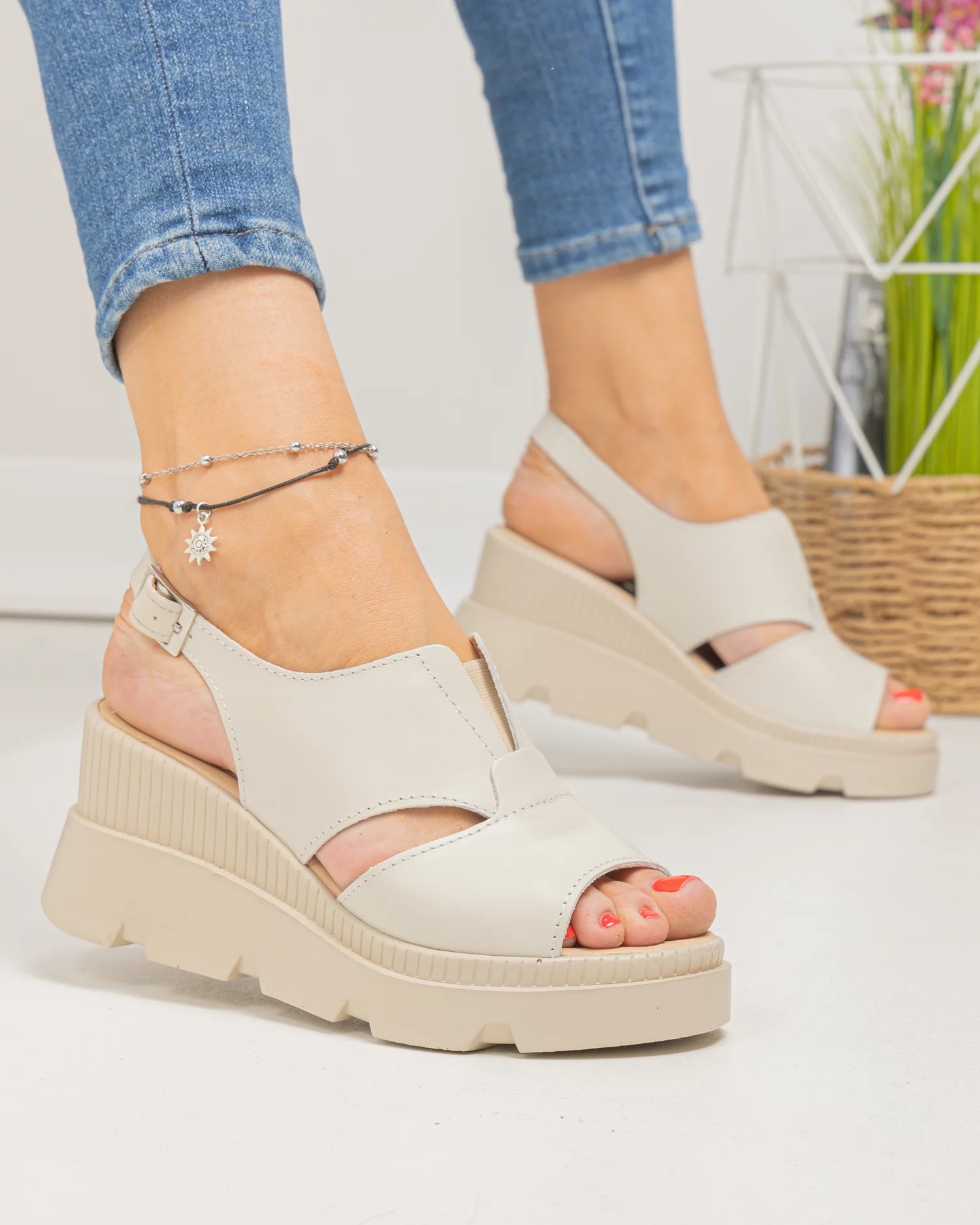 sandale-dama-piele-naturala-bej-cu-inchidere-catarama-pv975-86410-2.webp