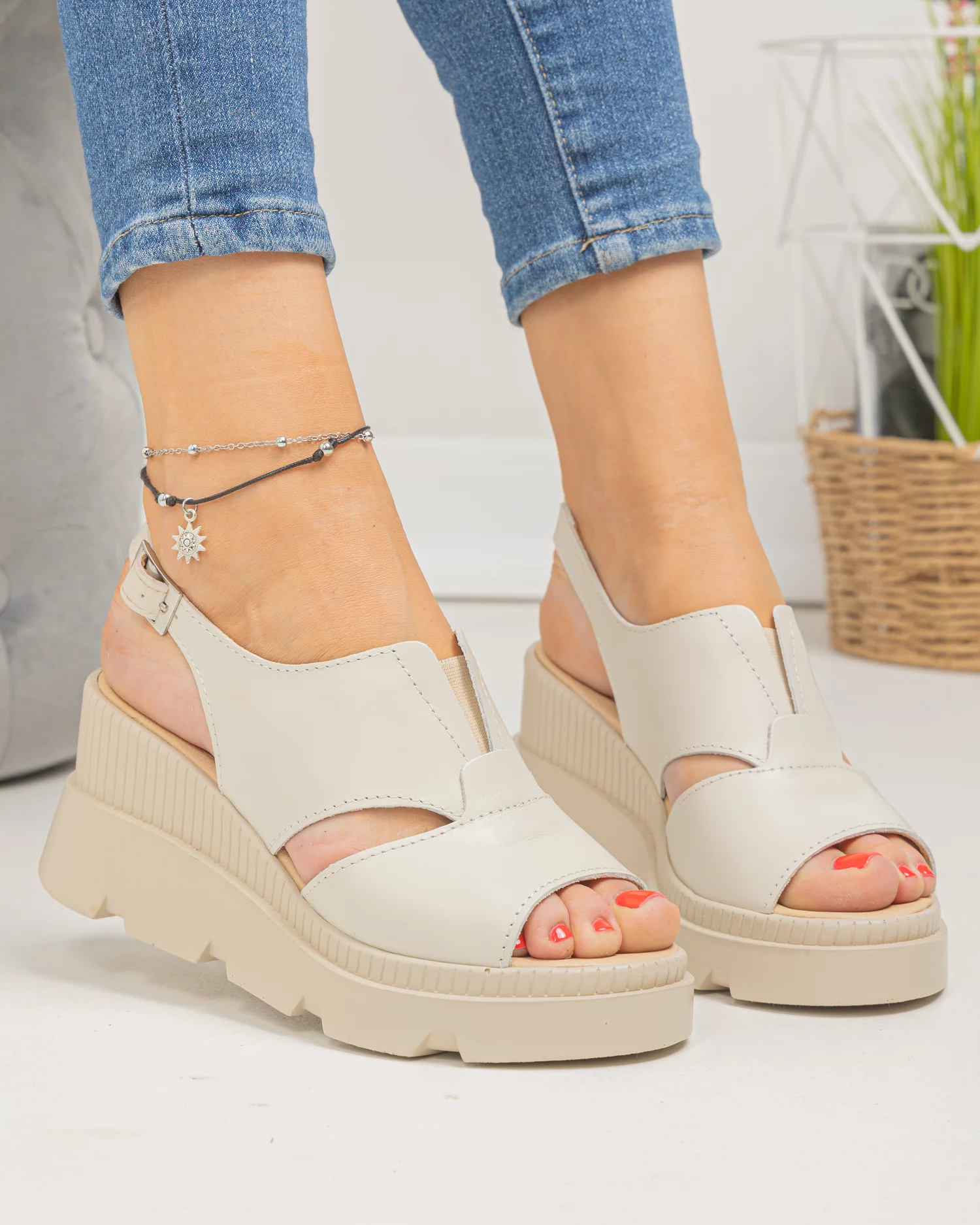 sandale-dama-piele-naturala-bej-cu-inchidere-catarama-pv975-86416-2.webp