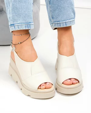 Sandale dama piele naturala bej cu inchidere catarama si talpa tip platforma PV979