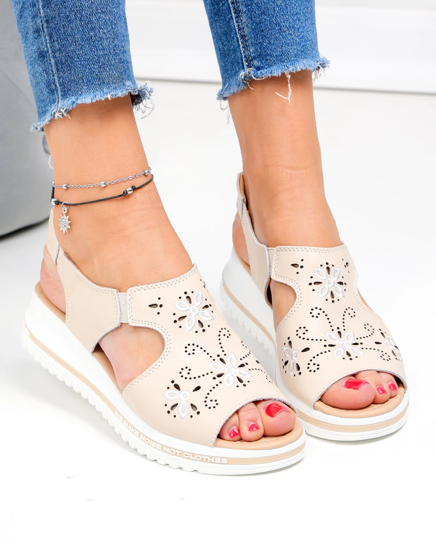sandale-dama-piele-naturala-bej-cu-model-broderie-florala-jy3010-88600-2.webp
