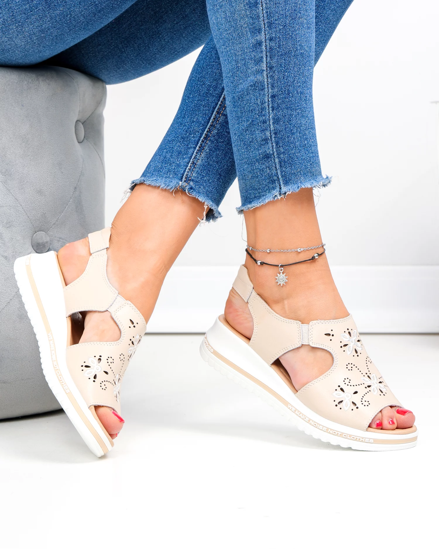 sandale-dama-piele-naturala-bej-cu-model-broderie-florala-jy3010-88603-2.webp