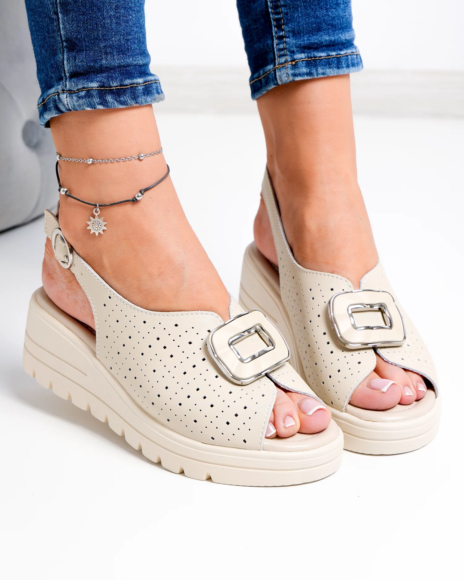sandale-dama-piele-naturala-bej-cu-model-perforat-si-aplicatie-metalica-t-8021-2-102673-2.webp