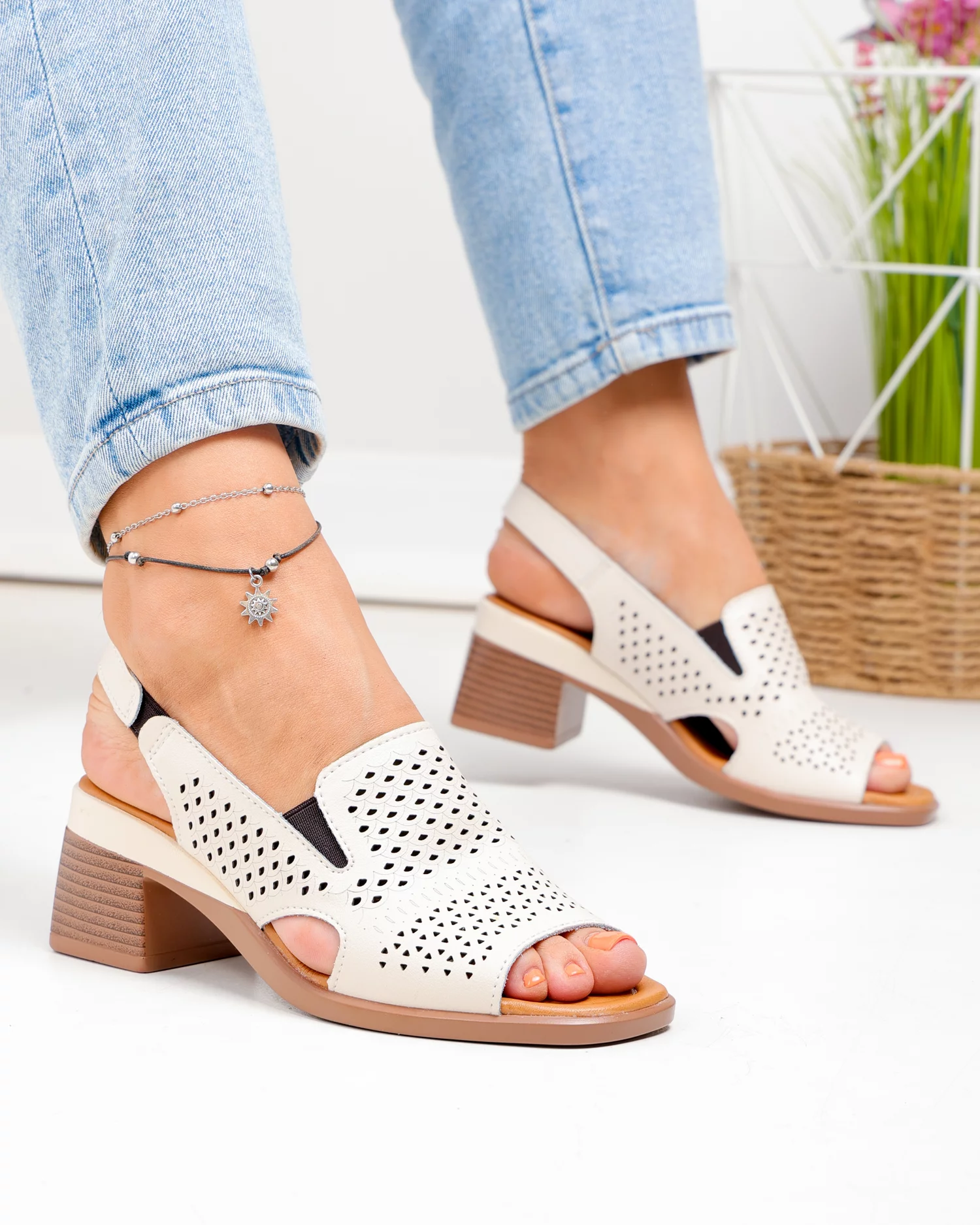 sandale-dama-piele-naturala-bej-cu-model-perforat-si-toc-gros-jy5831-101218-2.webp