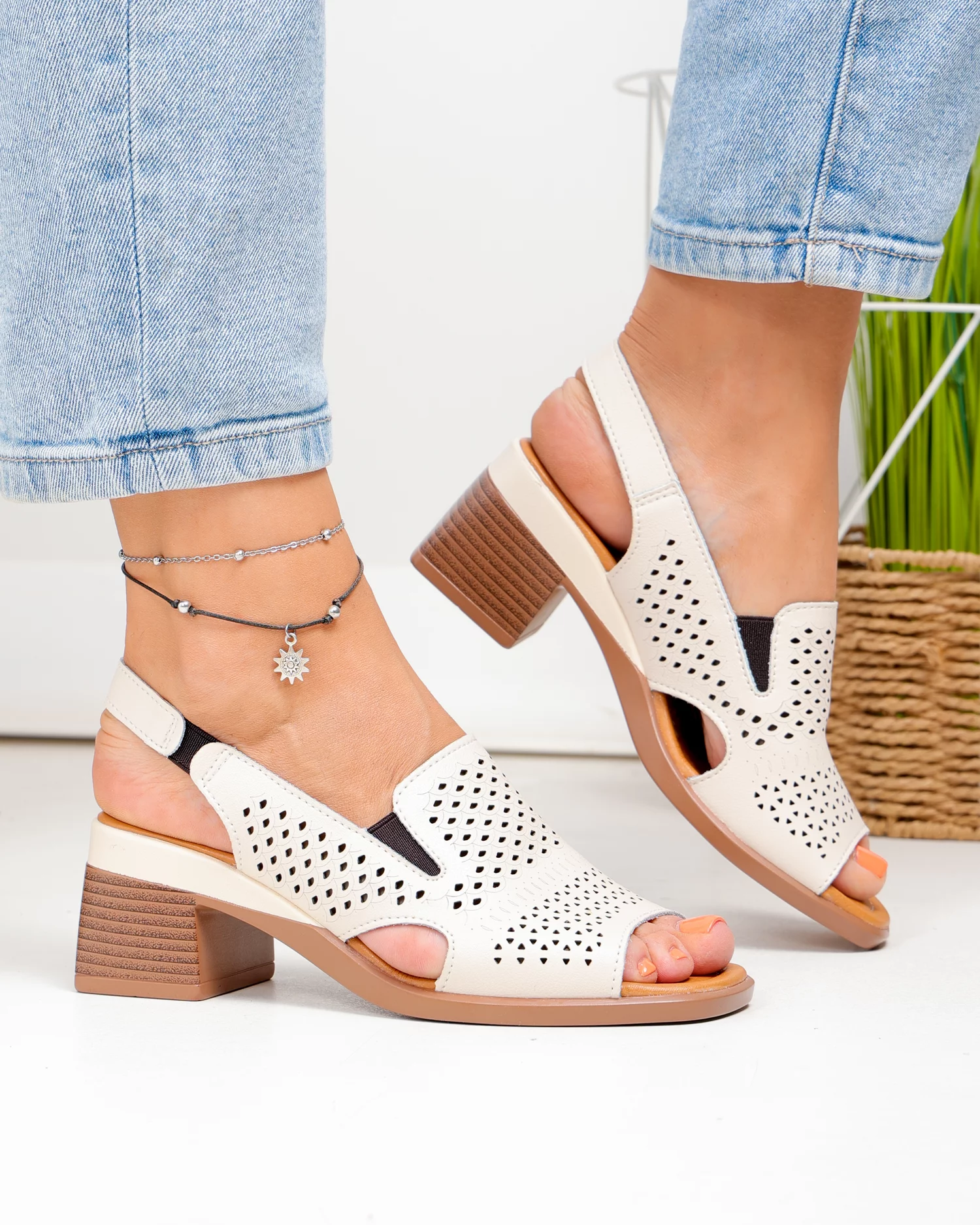 sandale-dama-piele-naturala-bej-cu-model-perforat-si-toc-gros-jy5831-101230-2.webp