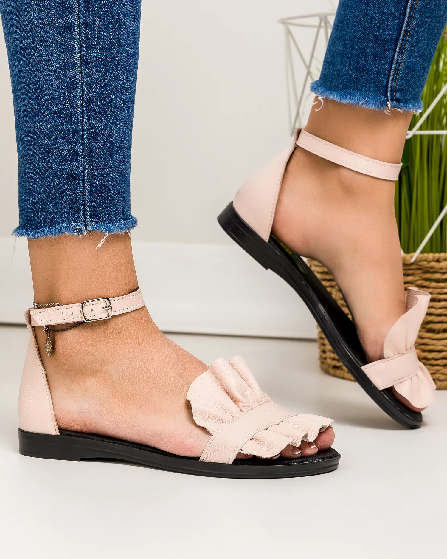 sandale-dama-piele-naturala-bej-cu-model-petala-si-inchidere-catarama-pv970-79588-2.webp