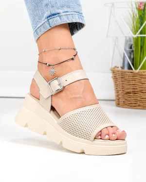 Sandale dama piele naturala bej cu talpa tip platforma si inchidere catarama T6025