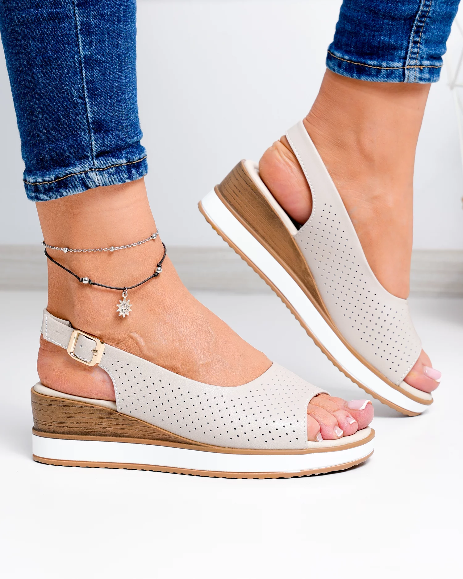 sandale-dama-piele-naturala-bej-perforate-cu-inchidere-catarama-gi-001-102619-2.webp