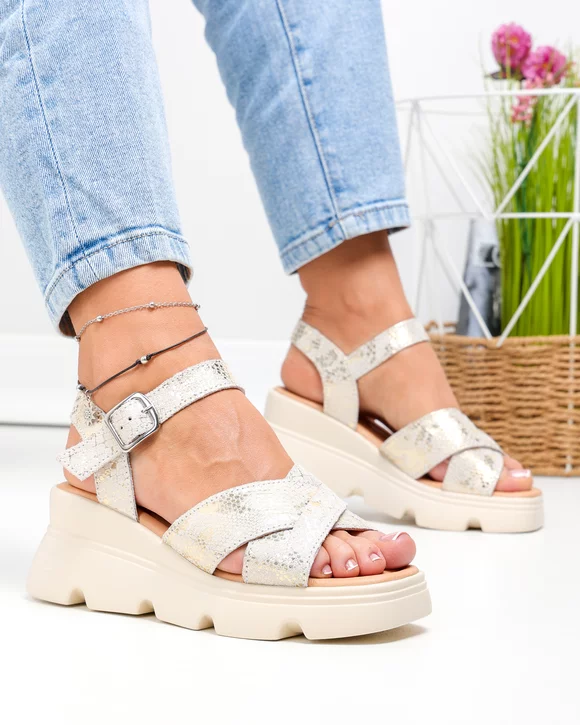 Sandale dama piele naturala intoarsa bej cu model auriu si inchidere catarama T6021