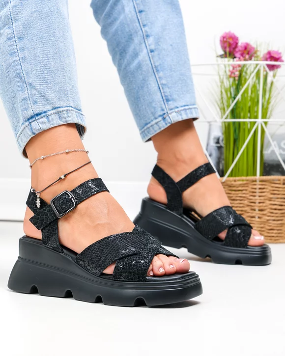 Sandale dama piele naturala intoarsa negre cu model lacuit si talpa tip platforma T6021
