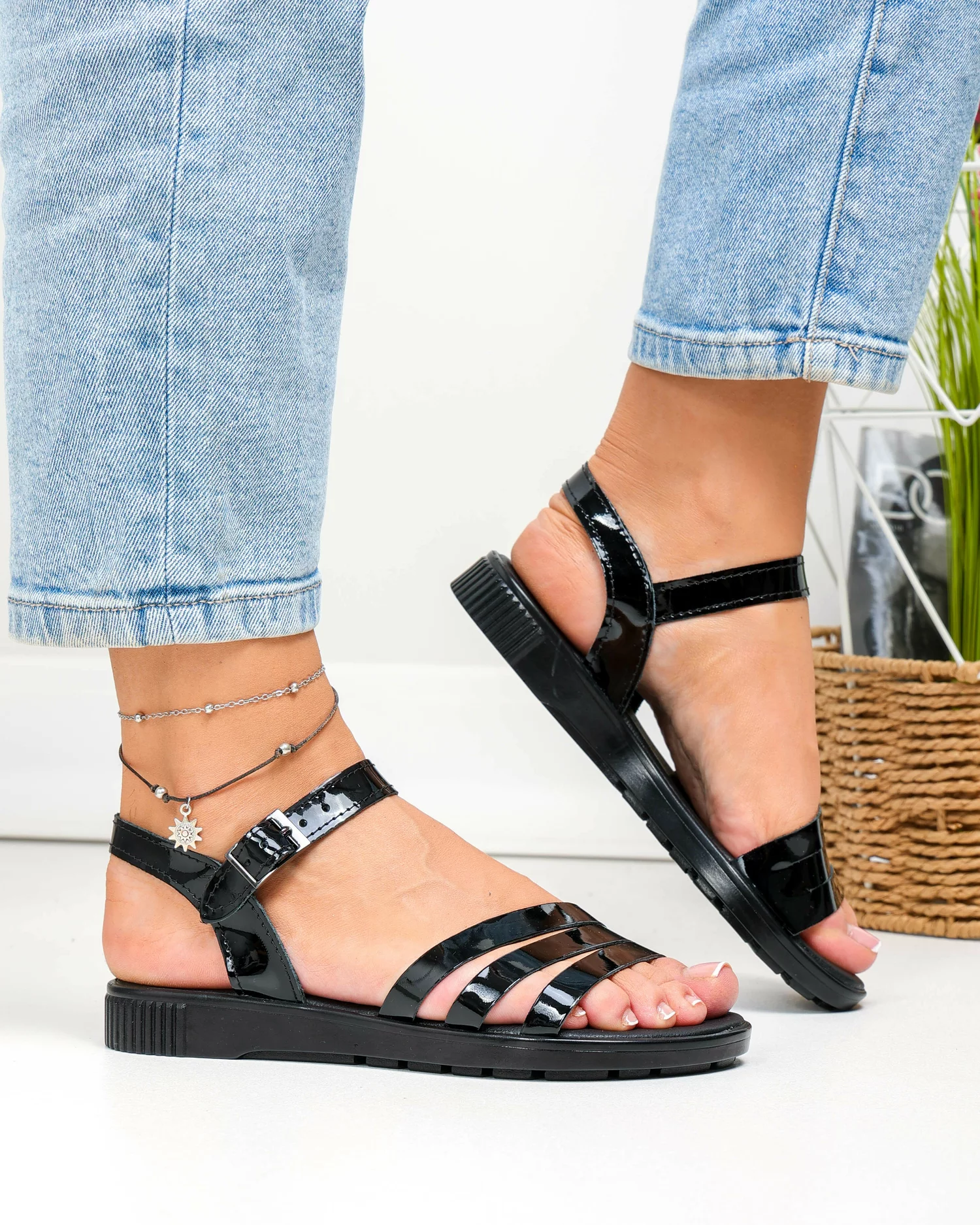 sandale-dama-piele-naturala-lacuita-negre-cu-talpa-joasa-si-bareta-in-trei-segmente-pv916-94336-2.webp