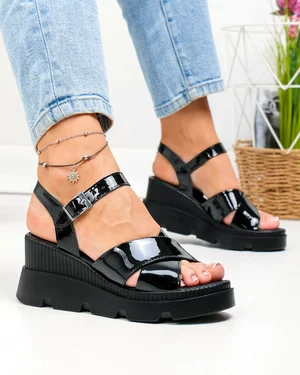 Sandale dama piele naturala lacuita negre cu talpa neagra si barete incrucisate PV977-1