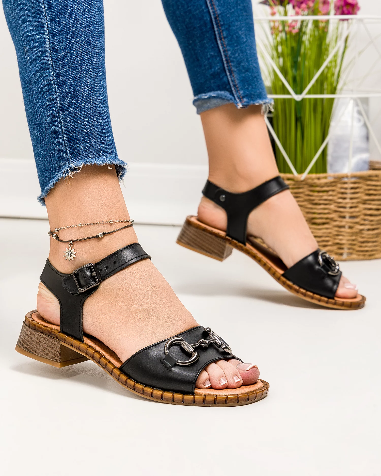 sandale-dama-piele-naturala-negre-cu-inchidere-catarama-si-accesoriu-metalic-pv974-79711-2.webp