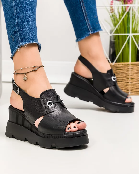 Sandale dama piele naturala negre cu inchidere scai si platforma AKD   3000