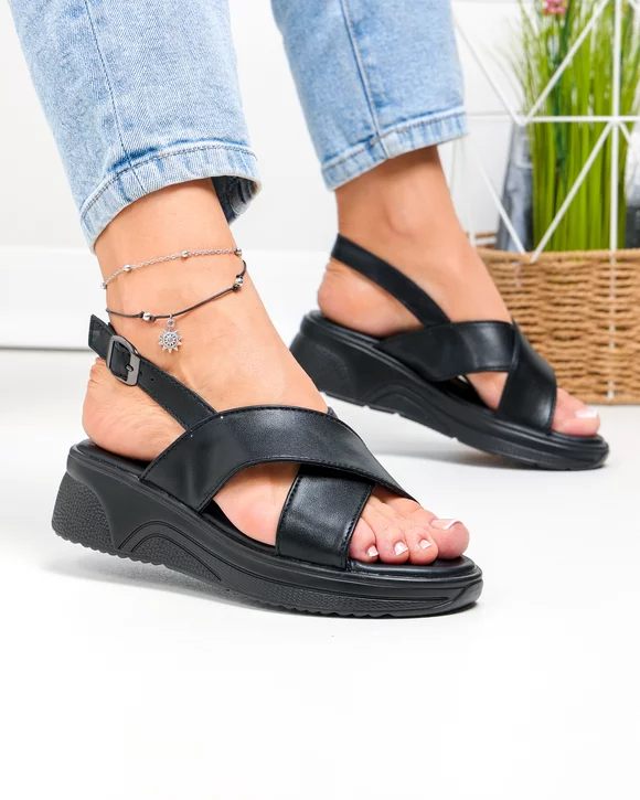 Sandale dama piele naturala negre cu model incrucisat si inchidere catarama T6023