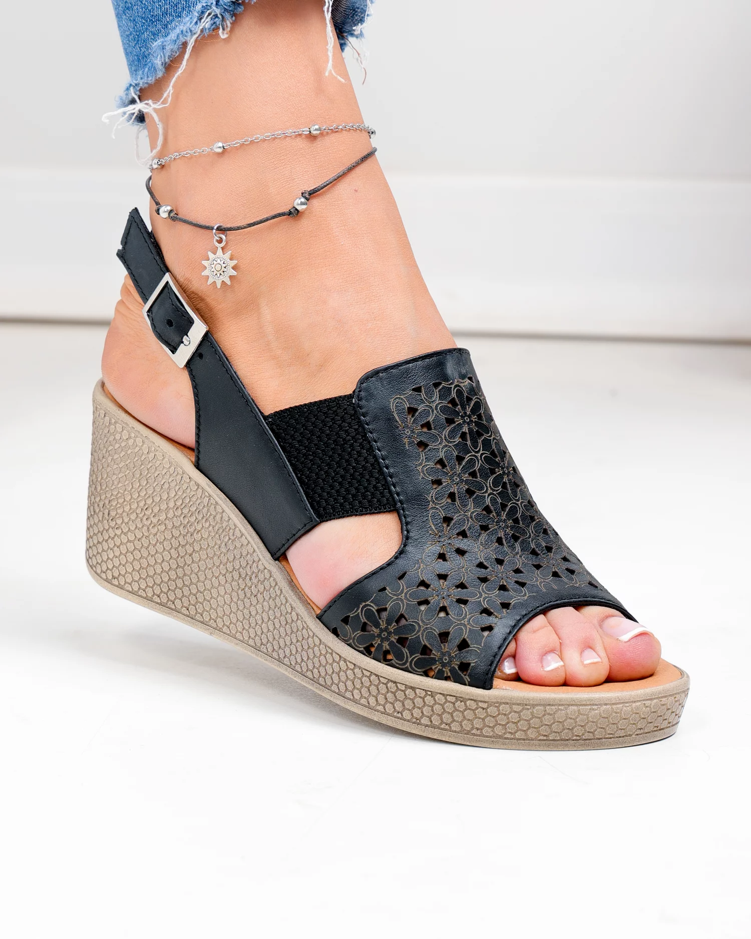 sandale-dama-piele-naturala-negre-cu-perforatii-florale-si-insertie-elastica-pv948-102208-2.webp
