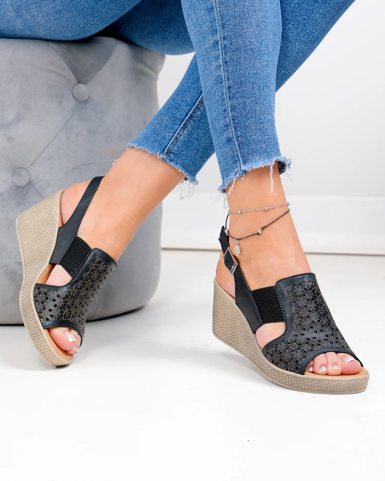 sandale-dama-piele-naturala-negre-cu-perforatii-florale-si-insertie-elastica-pv948-102214-2.webp