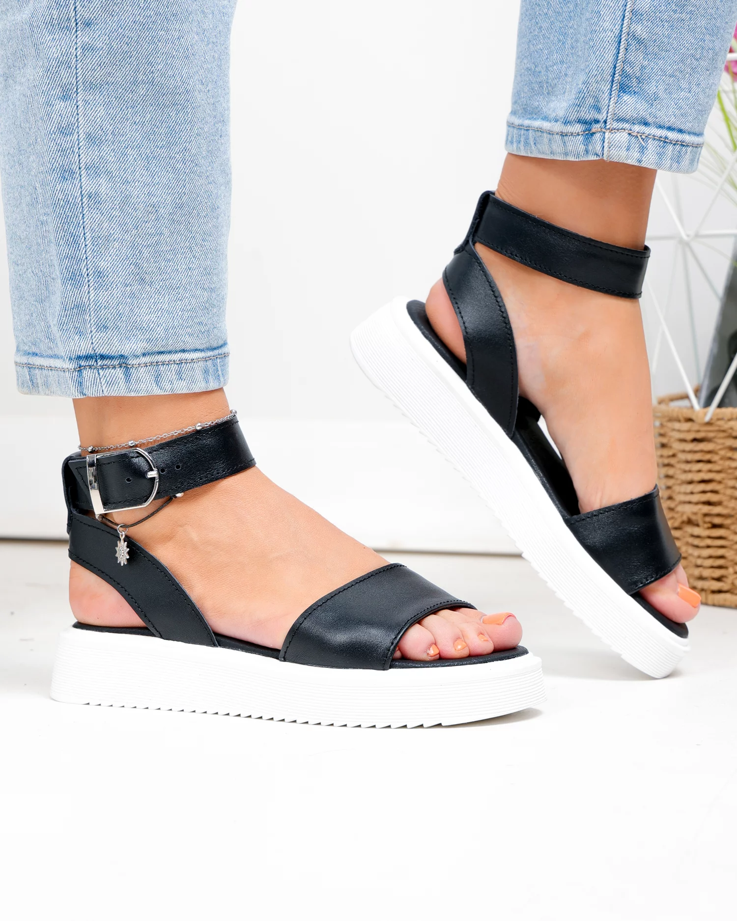 sandale-dama-piele-naturala-negre-cu-talpa-alba-si-inchidere-catarama-pv984-100753-2.webp